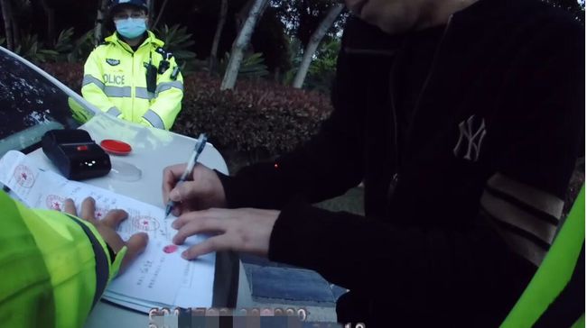桂林車主酒駕被查，竟然想交警“私了”遭果斷制，止執(zhí)法記錄儀記錄一切！